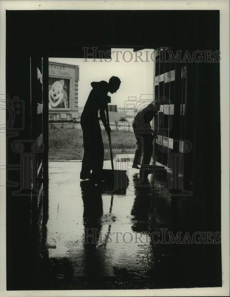 1960 Press Photo Men clear flood water from Freeway Baptist Church, Houston - Historic Images