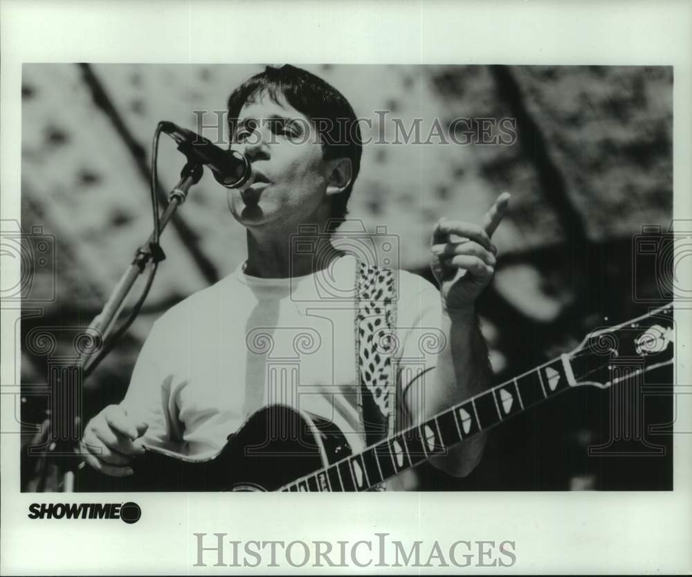 1987 Press Photo Singer-songwriter Paul Simon in concert - Historic Images