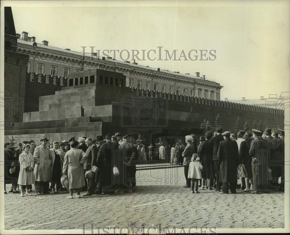 1961 Press Photo Line to see body of Lenin at Red Square Mausoleum in Moscow - Historic Images