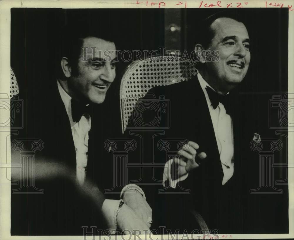 1971 Press Photo Musician Tennessee Ernie Ford enjoys show - Historic Images