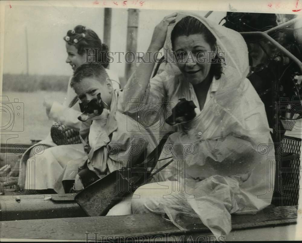 1960 Press Photo Mrs. David Gosnel family rescued from high water in Houston - Historic Images