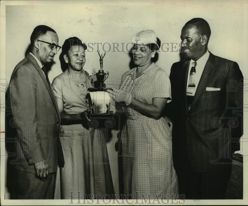 1958 Press Photo Wheatley High receives H. T. Cab Co trophy for fund drive - Historic Images