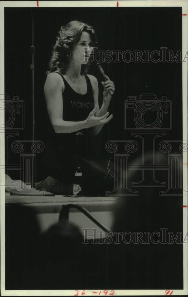 1982 Press Photo Jane Fonda Talks to Participants at her &quot;Workout&quot; - Historic Images