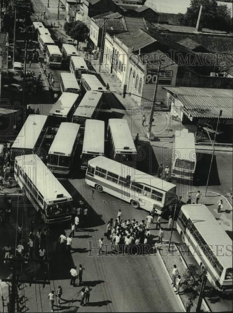 1986 Press Photo Buses cause traffic jam in center of Manaus, Brazil - Historic Images