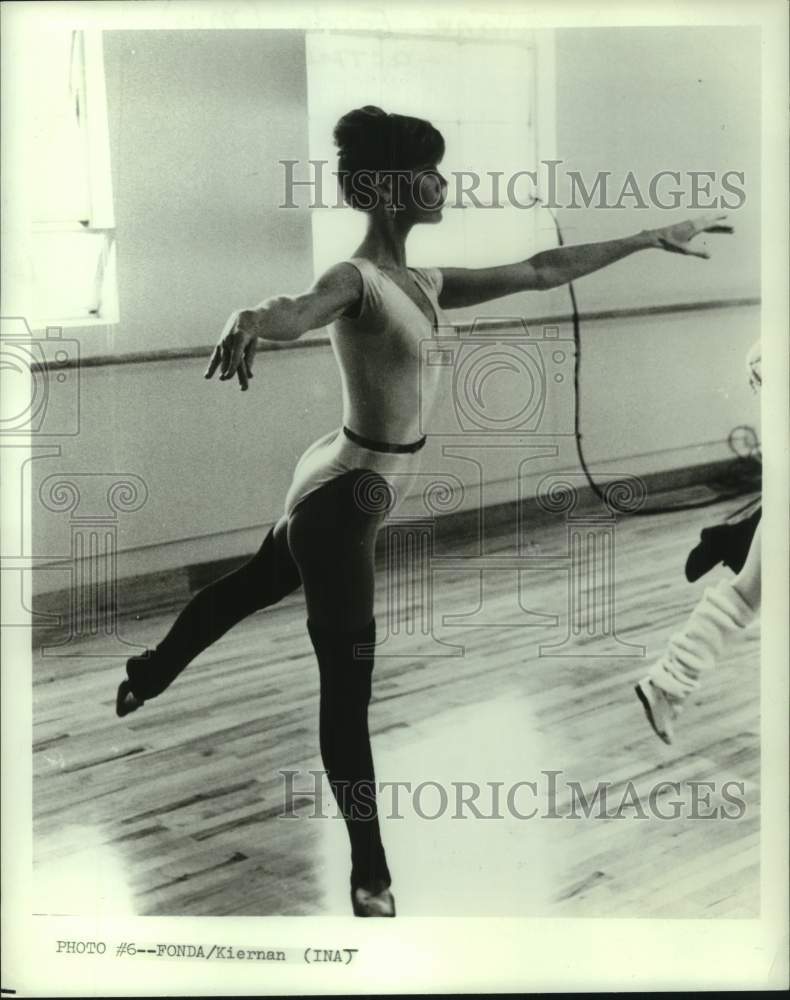 1982 Press Photo Actress Jane Fonda practicing ballet in studio - Historic Images