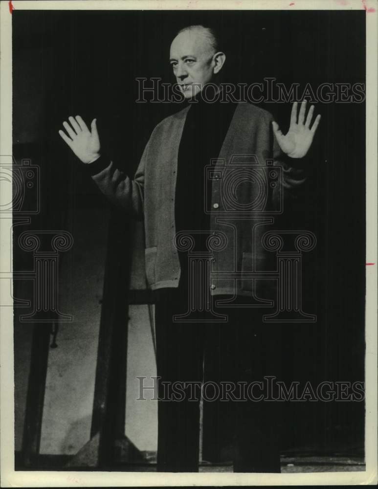 1968 Press Photo Actor Sir Alec Guinness in a Theater Scene - Historic Images
