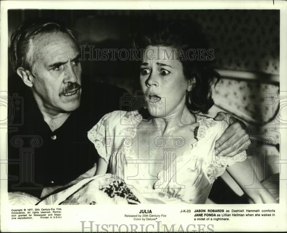 1977 Press Photo Actress Jane Fonda and Jason Robards in &quot;Julia&quot; - Historic Images