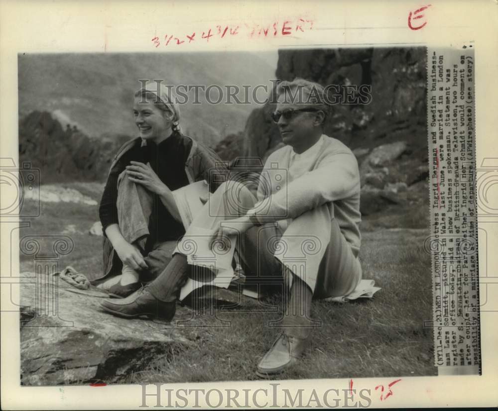 1957 Press Photo Ingrid Bergman and Lars Schmidt at shore in Wales - Historic Images