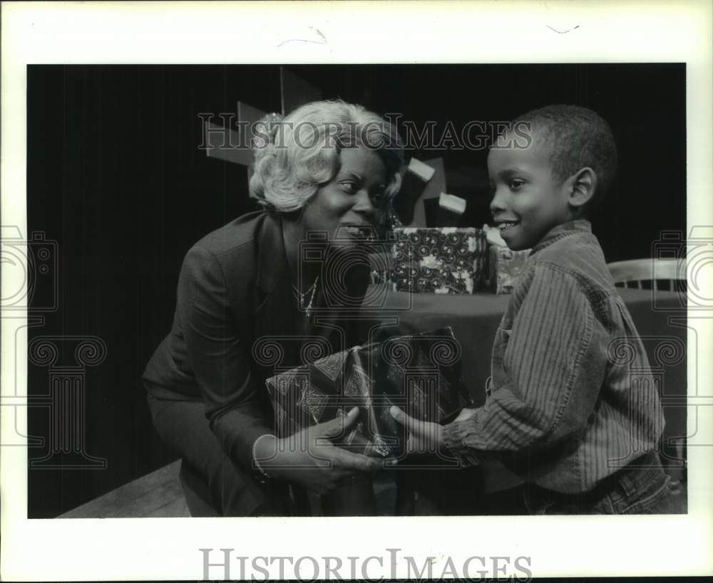 1993 Press Photo Receiving gifts - &quot;Xmas is coming Uptown&quot; at Houston&#39;s Ensemble - Historic Images