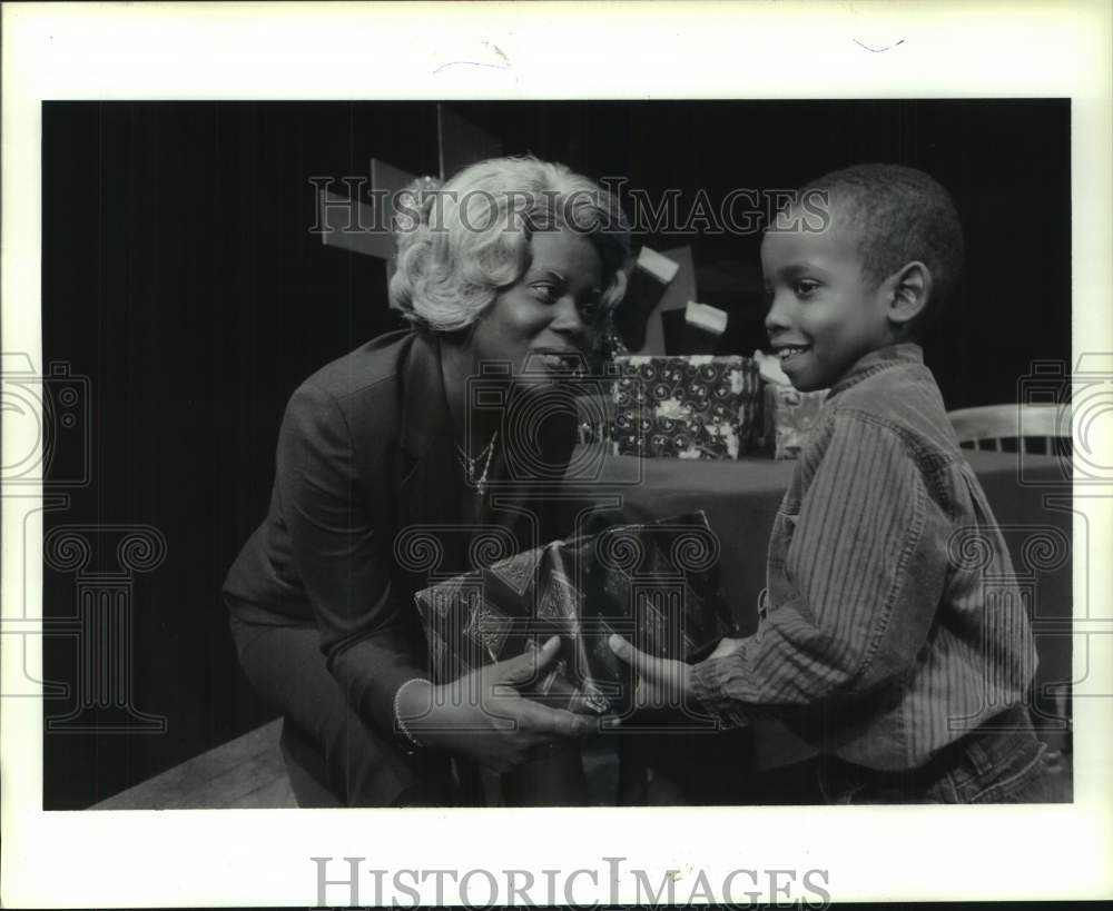 1993 Press Photo Receiving gifts - "Xmas is coming Uptown" at Houston's Ensemble - Historic Images