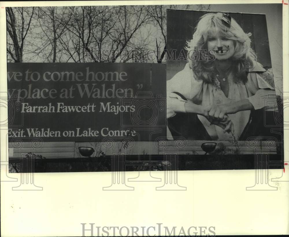 1981 Press Photo Graffitied billboard of Farrah Faucett-Majors in Houston - Historic Images