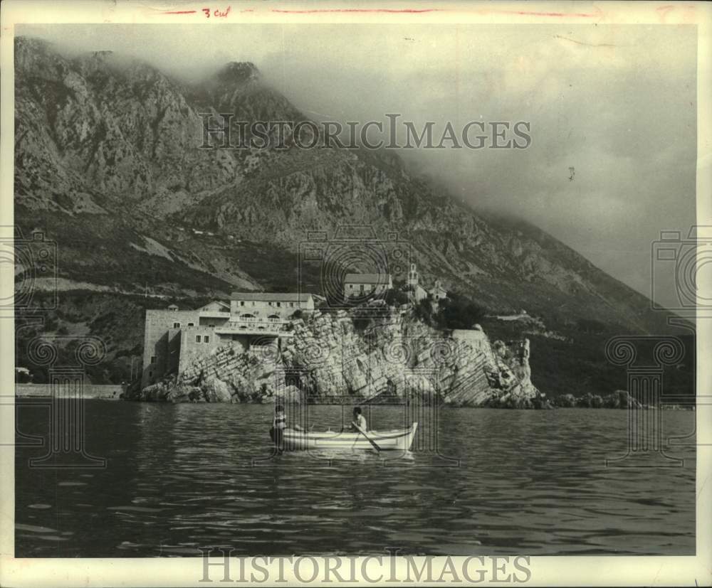 1968 Press Photo Boat rows past St. Stefan fortress in Yugoslavia - Historic Images