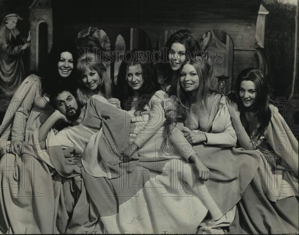 1968 Press Photo Tony Curtis Poses with Many Actresses in Character, Italy - Historic Images