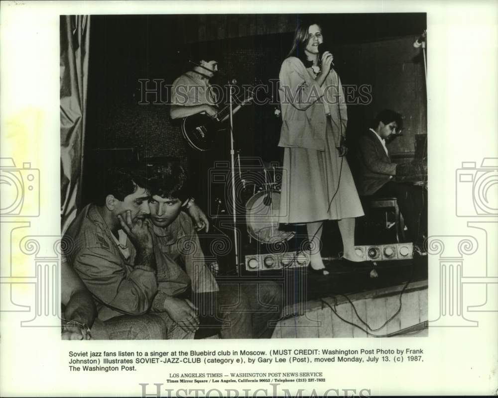 1988 Press Photo Soviet jazz fans listen to singers at Bluebird club in Moscow - Historic Images