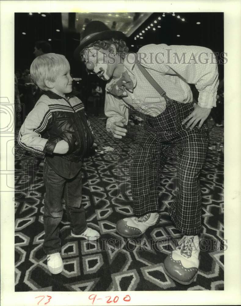 1984 Press Photo John Hill and Circus Clown Chico at Houston&#39;s Hyatt Regency TX - Historic Images