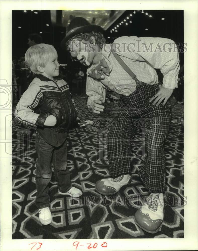 1984 Press Photo John Hill and Circus Clown Chico at Houston's Hyatt Regency TX - Historic Images