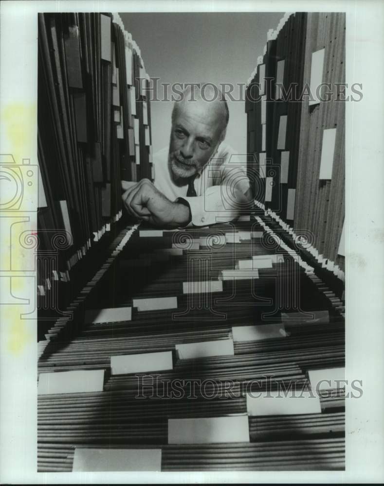 1990 Press Photo John Rivlin Inspects Earthwise Hanging Folders in New York - Historic Images