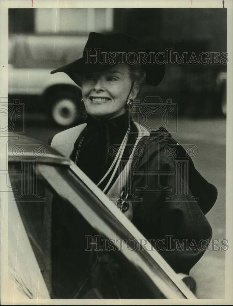 1988 Press Photo Katharine Hepburn in scene from &quot;Laura Lansing Slept Here&quot; - Historic Images