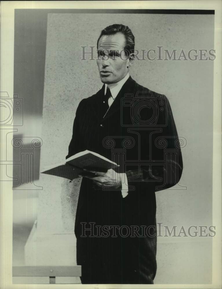 1961 Press Photo Charlton Heston reading on "Old-Fashioned Thanksgiving" special - Historic Images