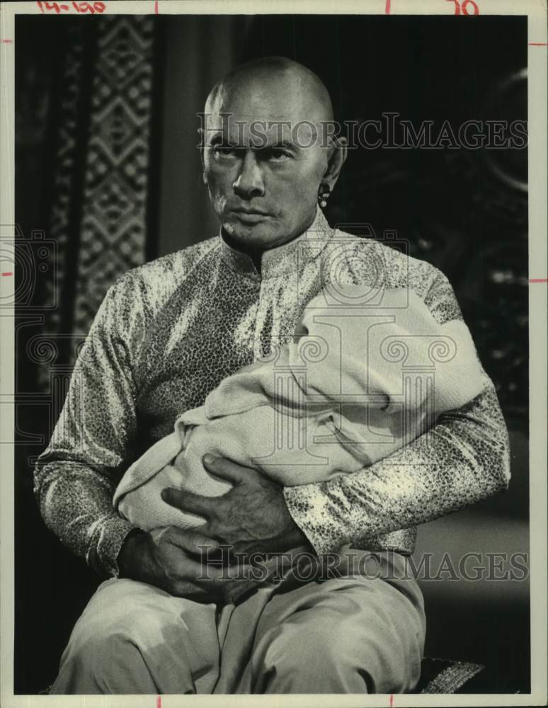 1972 Press Photo King of Siam (Yul Brynner) holds baby - "Anna and the King" - Historic Images