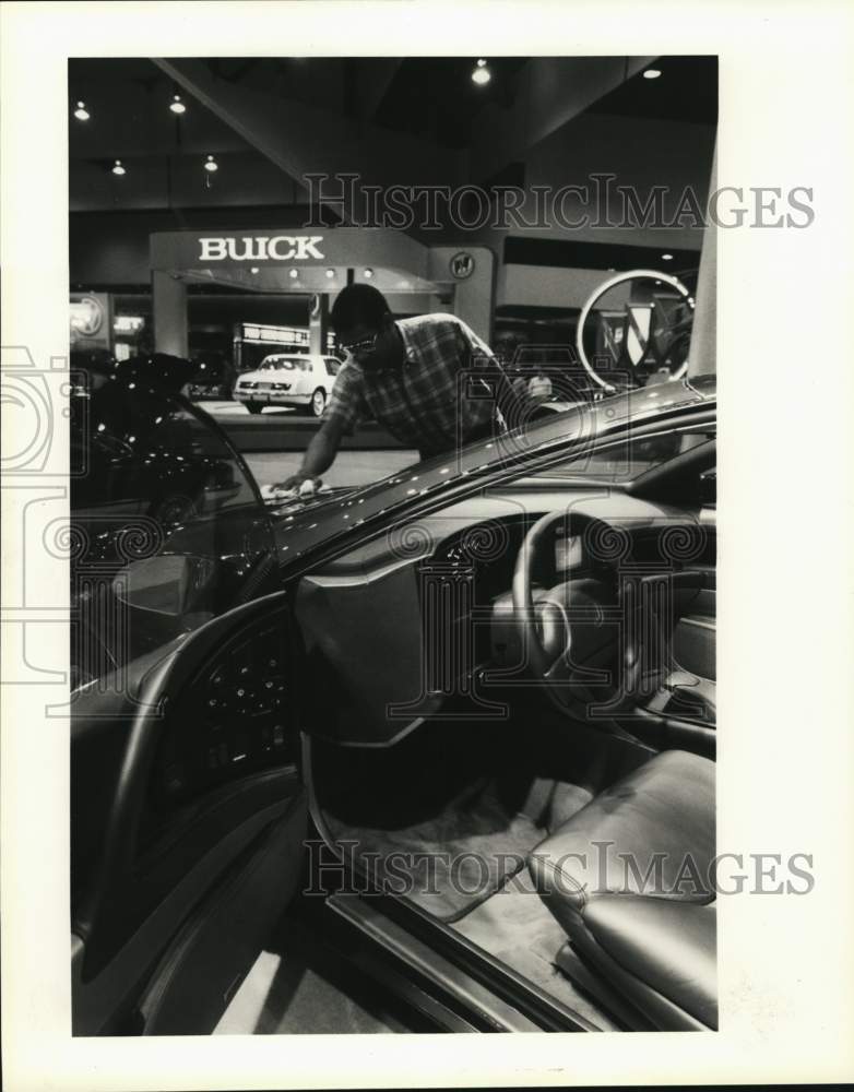 1989 Press Photo Earme Waldon of Houston works on a Buick Lucerne - hcx46362 - Historic Images