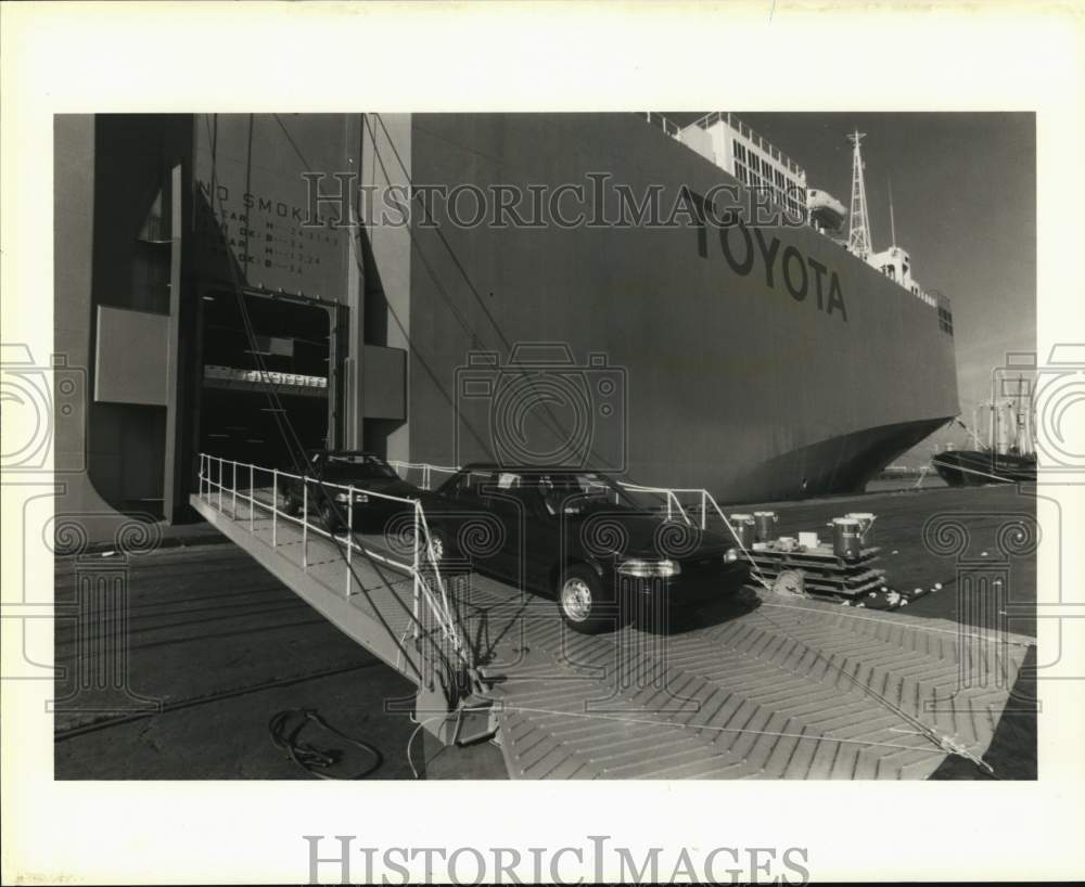 1987 Press Photo Toyotas unloading at Dock 26 - hcx46498 - Historic Images