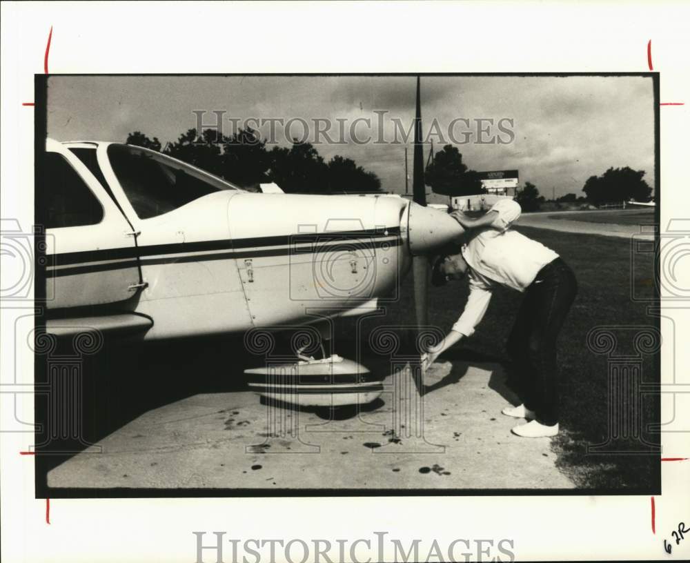 1987 Press Photo Chronicle staff member T. E. Bell inspects his plane pre-flight - Historic Images