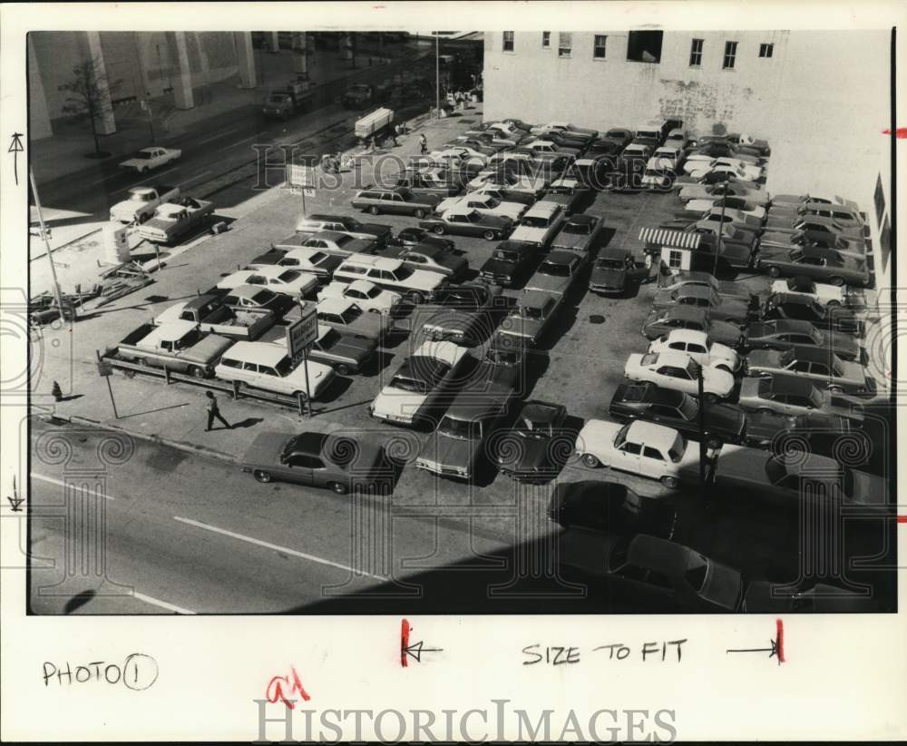 1974 Press Photo Aerial view of a crowded Houston parking lot - hcx46621 - Historic Images