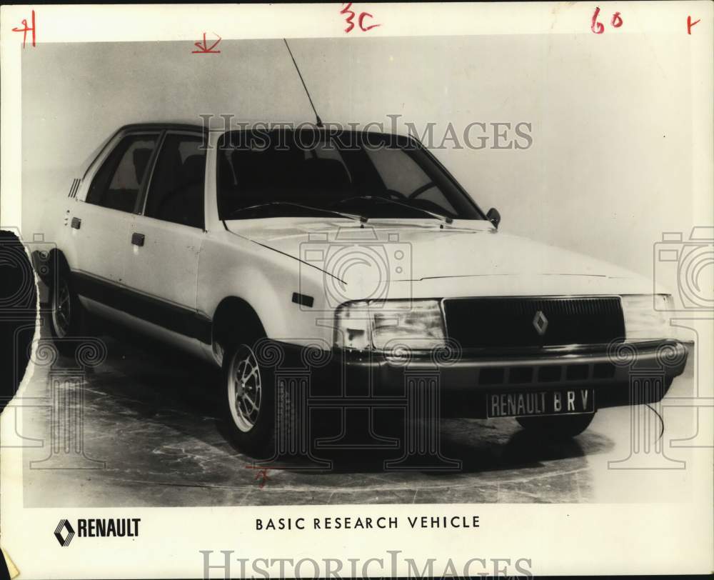 1974 Press Photo Renault&#39;s research vehicle built to prevent crash injuries - Historic Images