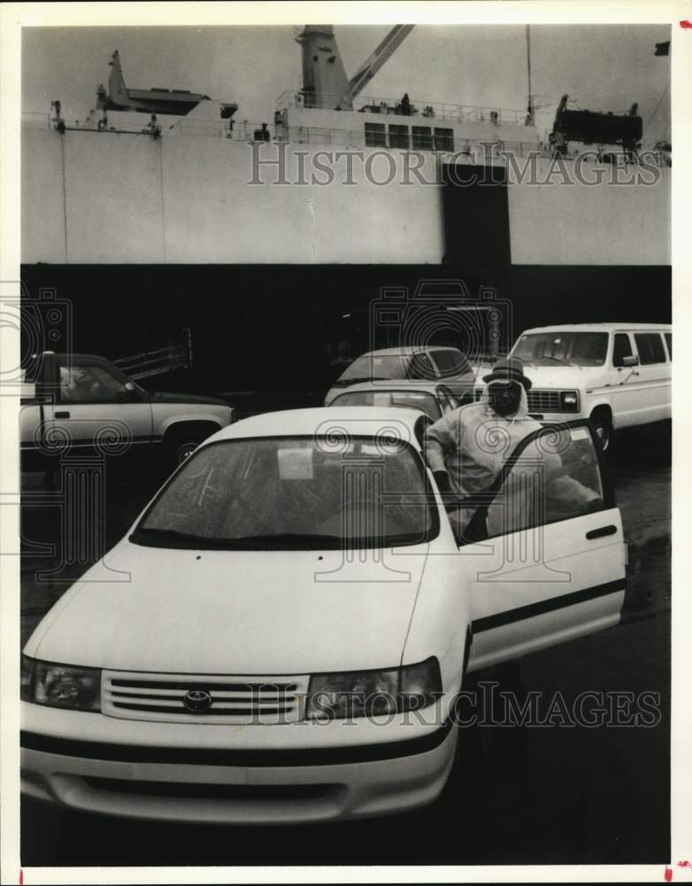 1990 Press Photo Port of Houston worker Frank Bryant moves a Toyota Tercel - Historic Images