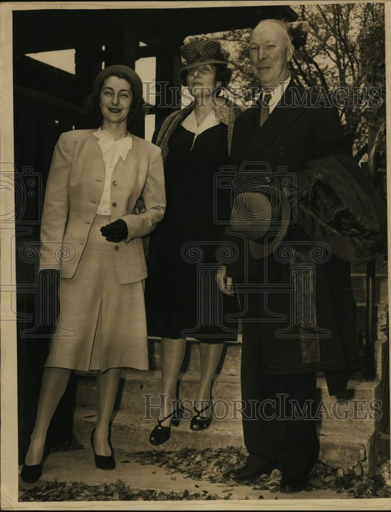 1946 Press Photo Dr. and Mrs. William V. Houston with daughter Harriett Anne- Historic Images