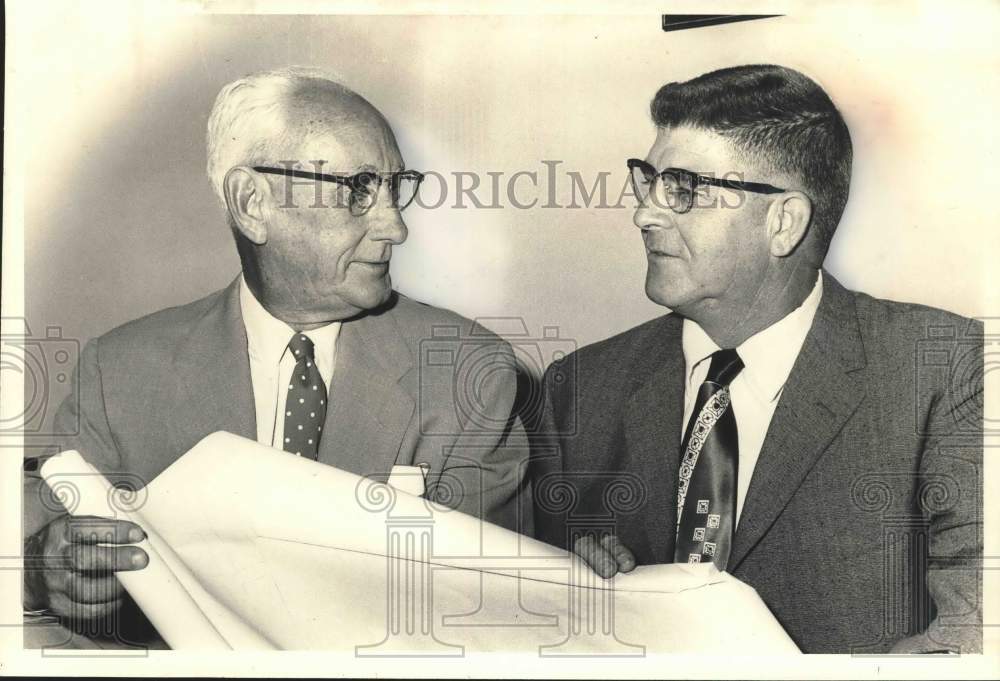 1959 Press Photo Jerry Sharp, veteran of Civic Club at work with colleague- Historic Images