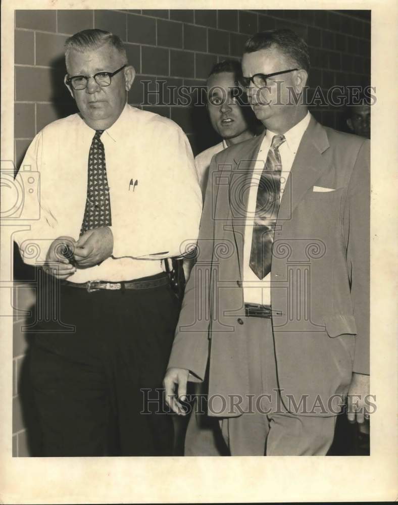 1954 Press Photo Vice Squad Captain Foy Melton walks with suspended aide- Historic Images