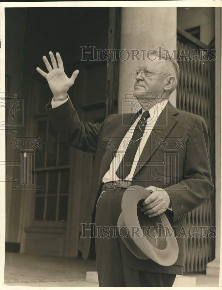 1959 Press Photo H.L. Mills of Houston waves goodbye - hcx51323- Historic Images