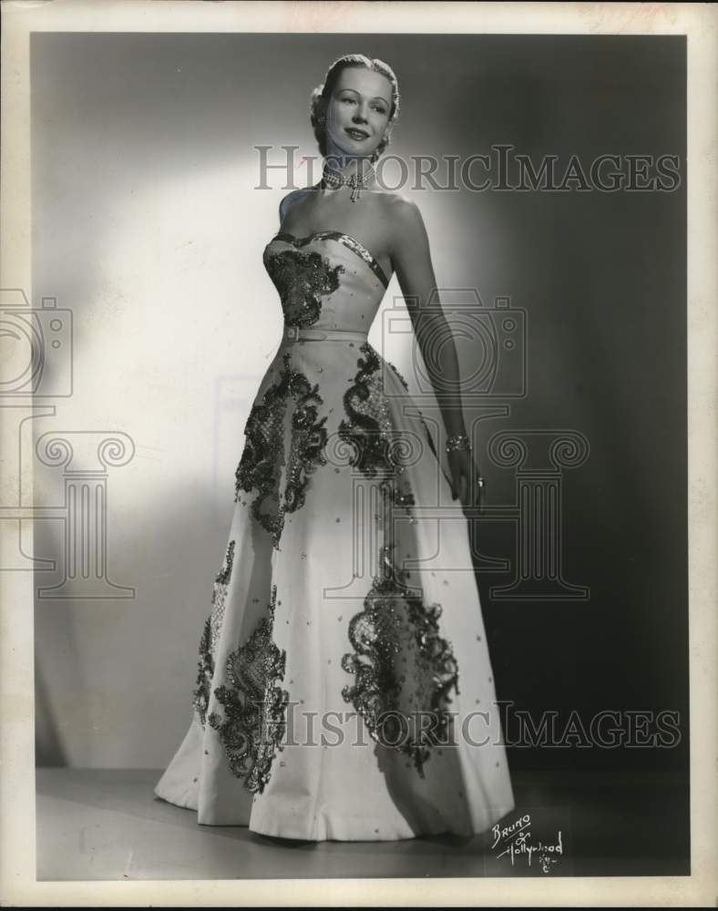 1952 Press Photo Entertainer Juliana Larson - hcx52819- Historic Images