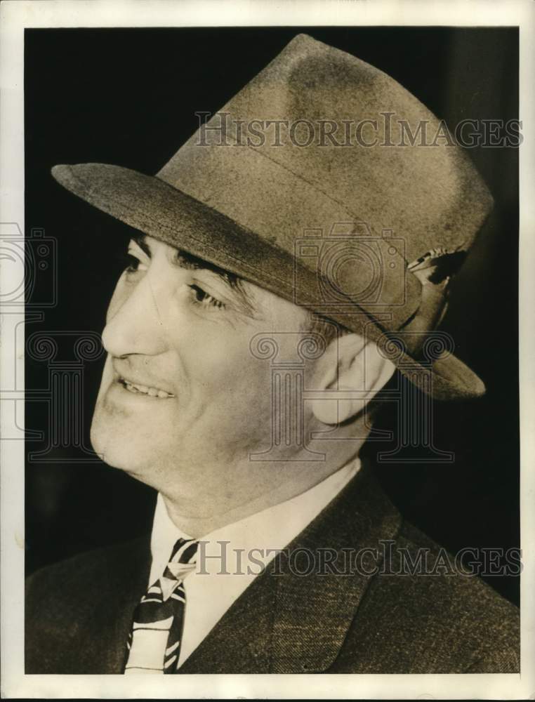 1938 Press Photo Martin Snyder arrives at a Los Angeles court - hcx52824- Historic Images