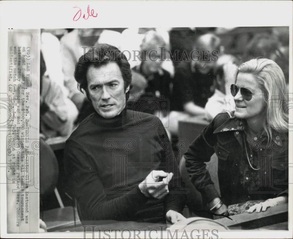 1975 Press Photo Clint Eastwood watches tennis tournament at Caesars Palace- Historic Images