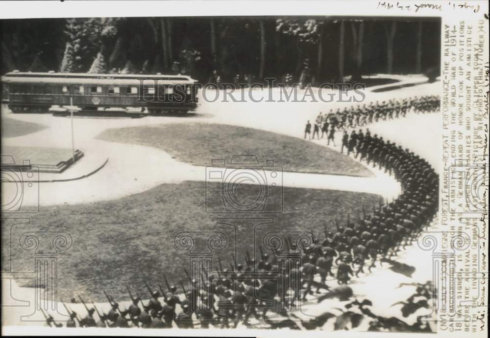 1918 Press Photo German Guard of Honor marched around the railway car, Compiegne- Historic Images