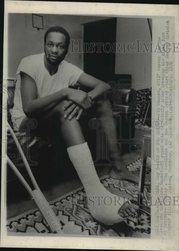 1976 Cleveland Cavaliers Basketball Player Jim Chones Breaks Foot - Historic Images