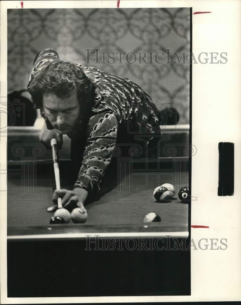 1975 Press Photo Tom Cyr, winner of this set, prepares for shot in billiards.- Historic Images