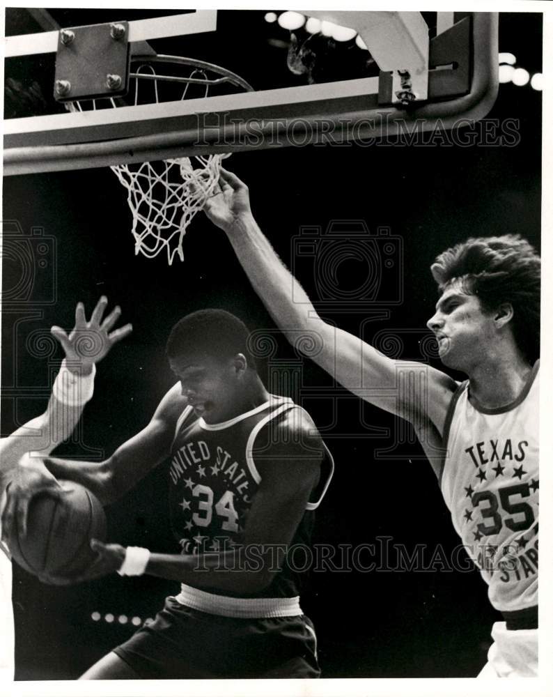 1979 Press Photo Basketball&#39;s Sidney Green and Greg Kite at 1st quarter of game - Historic Images