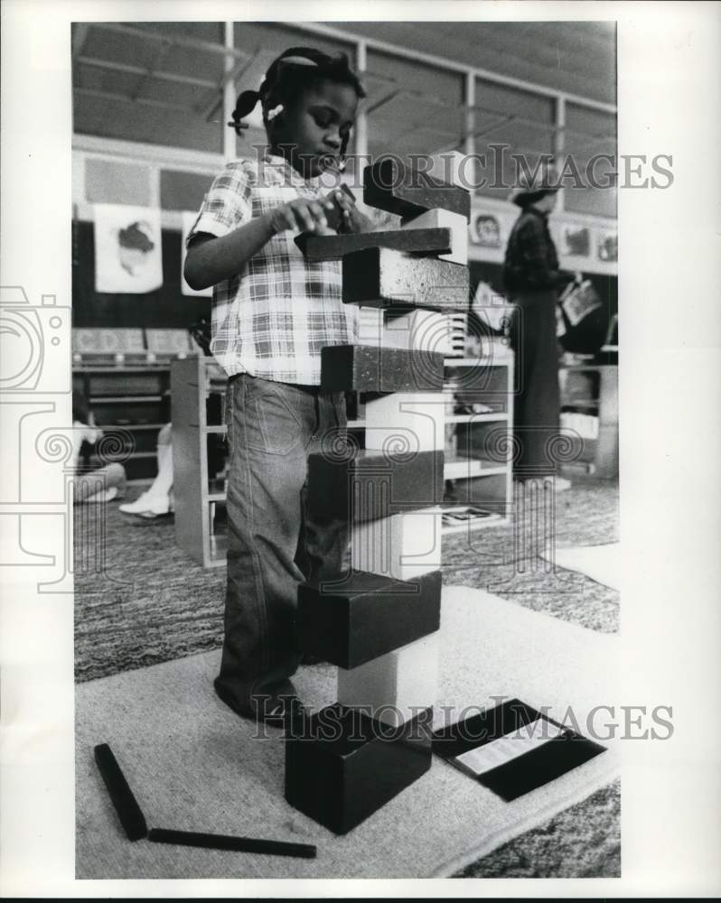 1979 Press Photo Marlo Bluitt, 5, builds tower from blocks. - hpa03366 - Historic Images