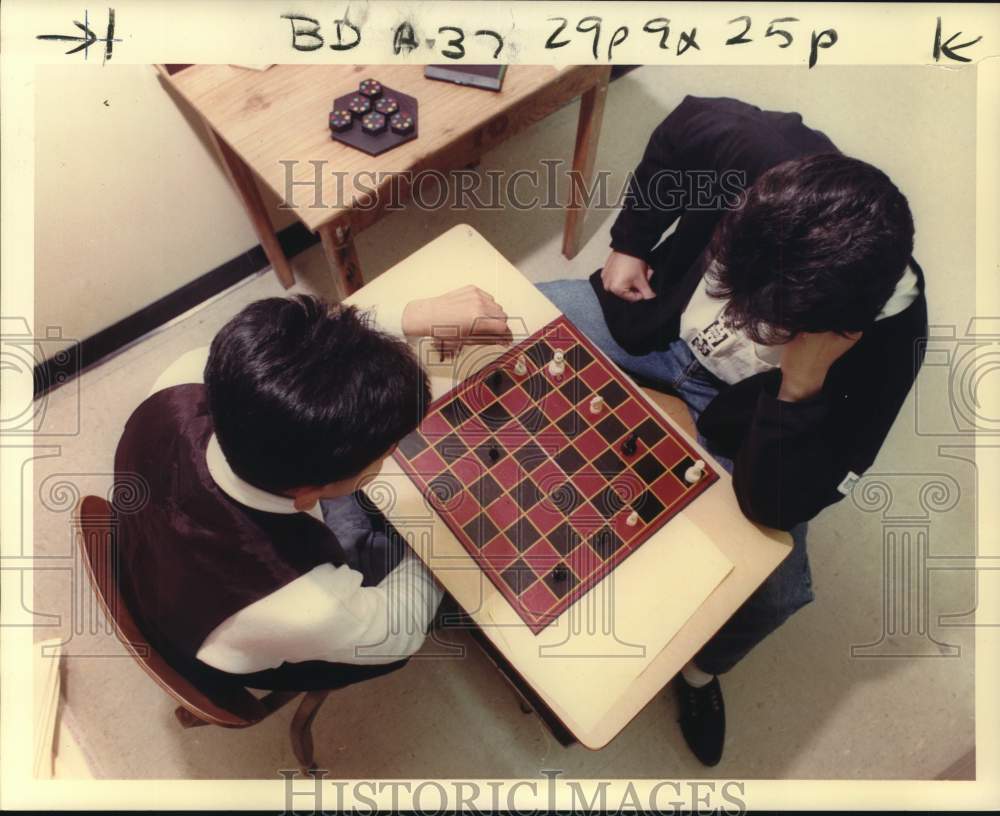 1989 Press Photo Milby High School math students play chess as class activity. - Historic Images