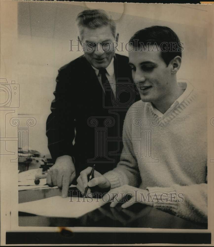 1968 Press Photo John Malone signs intent letter with Baylor Chuck Purvis. - Historic Images