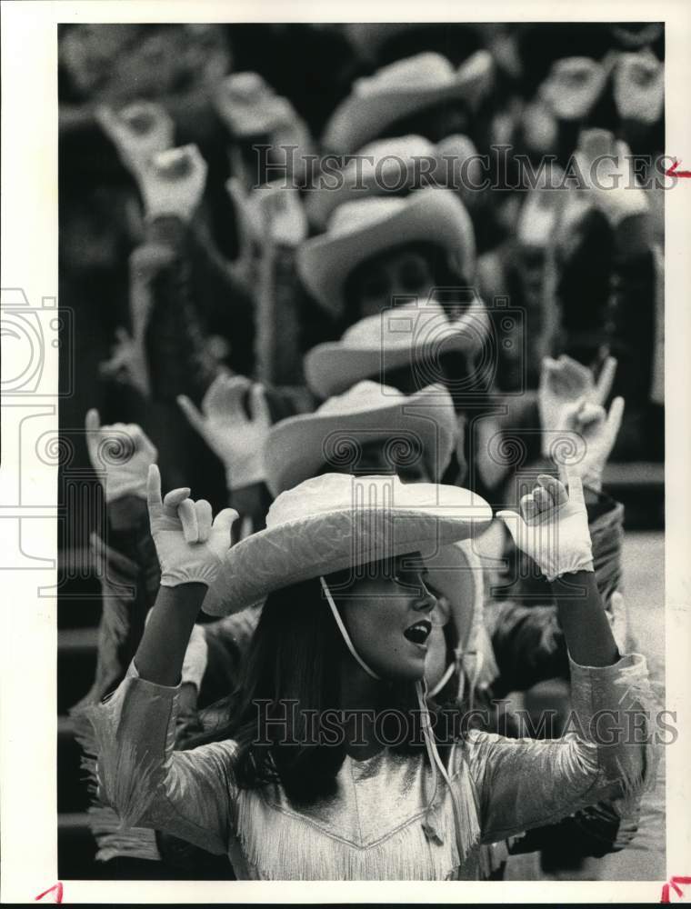 1986 Press Photo Sam Rayburn cheerleaders root for team in Pasadena. - Historic Images