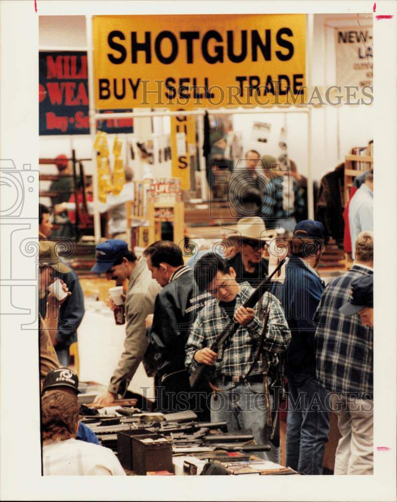 1994 Press Photo Spring Village Centre gun show customers - hpa05897 - Historic Images