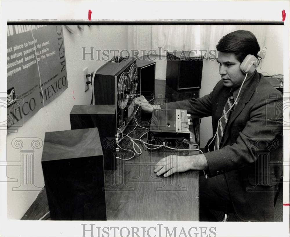 1970 Press Photo Raul Gonzales listens to tapes at Gonzales School of Spanish - Historic Images