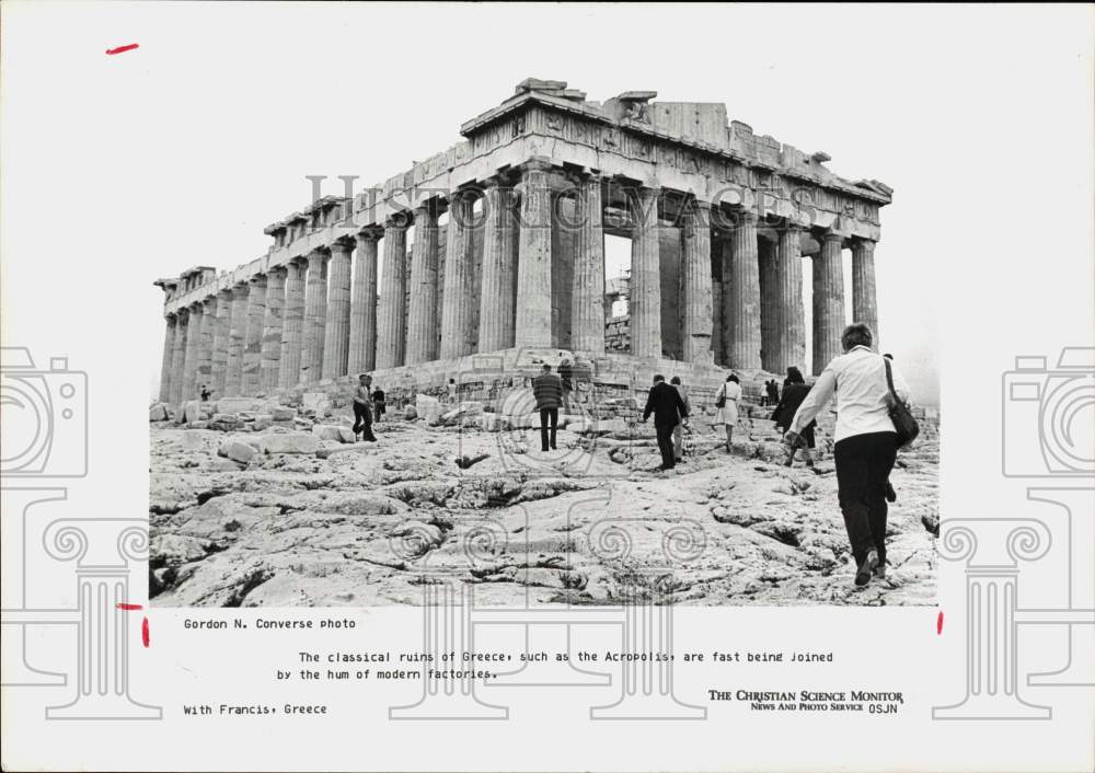 1983 Press Photo Tourists visit ruins of the Acropolis in Athens, Greece.- Historic Images