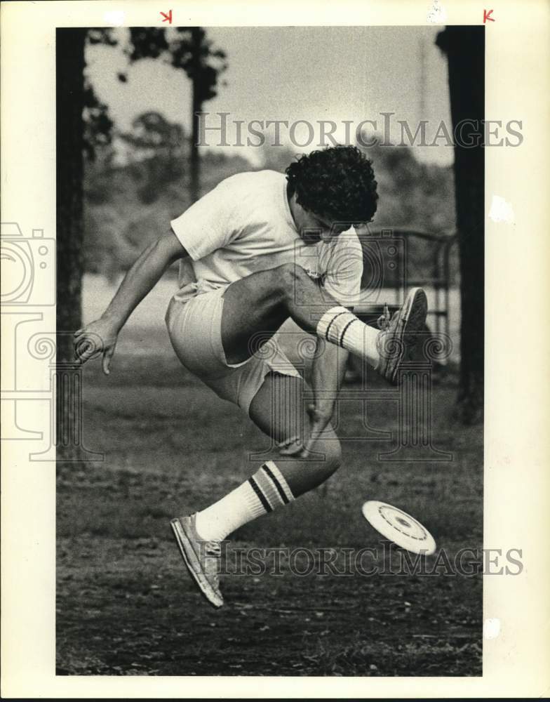 1978 Press Photo Guy Gonzales plays Frisbee at Mason Park. - hpa07449 - Historic Images