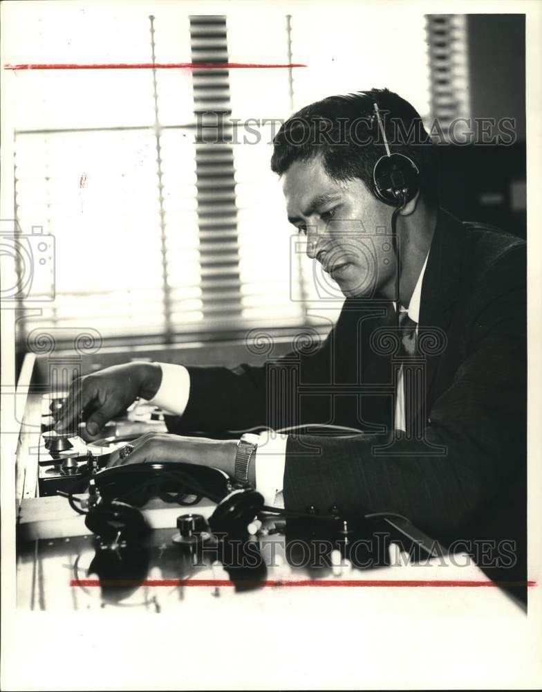 1962 Press Photo Tom Lopez listens to foreign students English on tape.- Historic Images